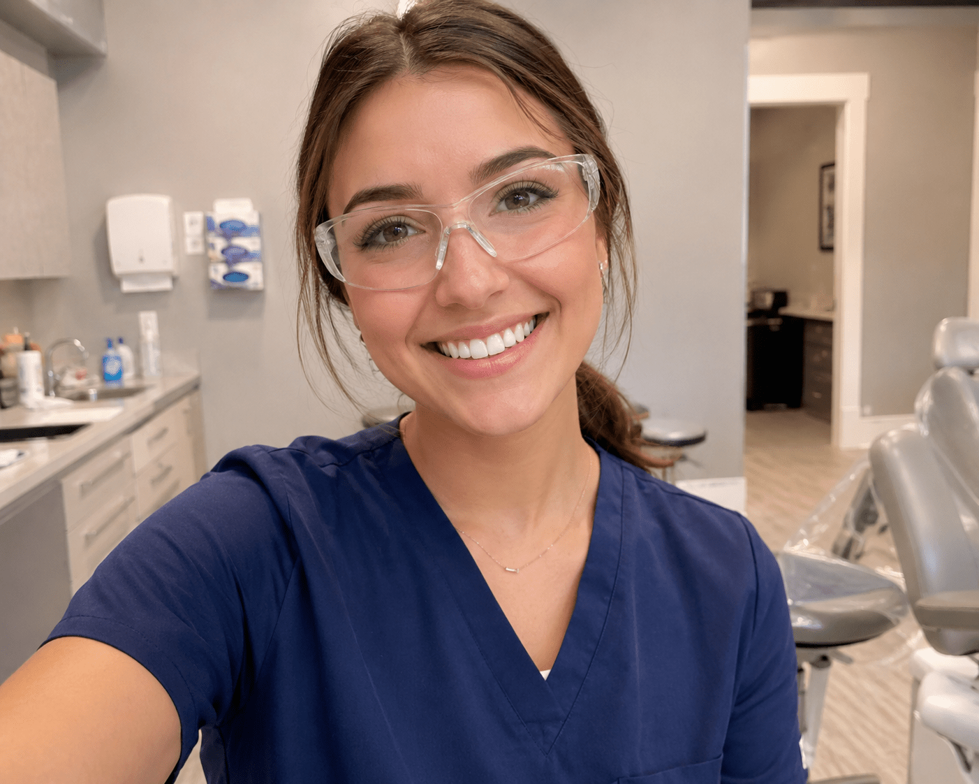 Face Shield vs. Safety Glasses: Which Provides Better Aerosol Protection? - Breezy Face