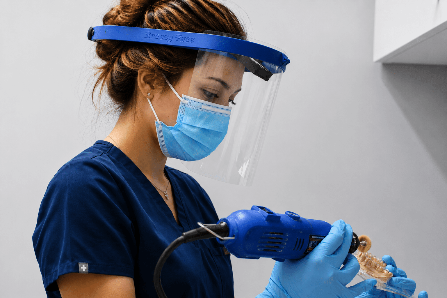 The Importance of Face Shields for Dental Technicians: Ensuring Health and Safety - Breezy Face
